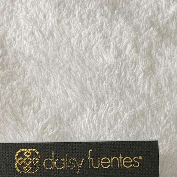 Daisy Fuentes Elegant Gold Logo Card - Picture 2 of 3